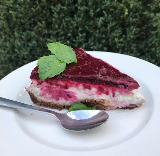 Lahodný cheescake s černicami na tanieri